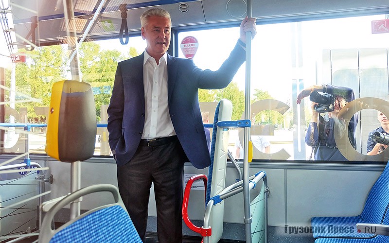 В салоне электробуса первым пассажиром стал Сергей Собянин