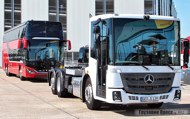 Новинки сезона шасси Mercedes-Benz Econiс 2635 L и автобус Setra TopClass S 531 DT на демонстрационной площадке ганноверского аэропорта