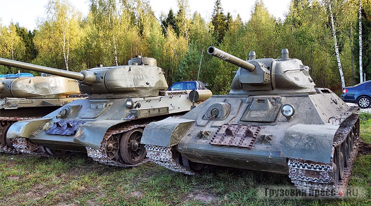 На «Моторах войны» было представлено сразу три танка семейства [b]Т-34[/b] – два поздних, послевоенного выпуска, а один – выпуска военных лет, реально участвовавший в сражениях на фронтах Великой Отечественной