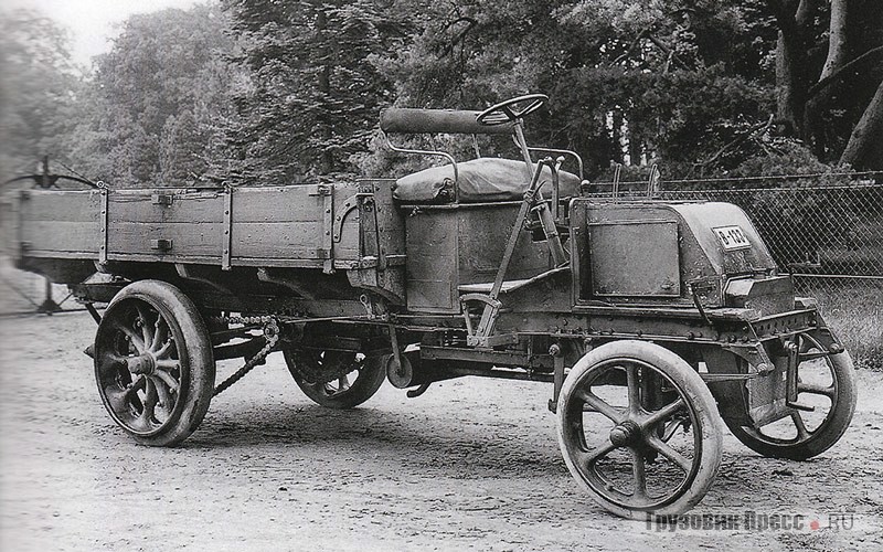 Первый автомобиль Büssing Typ 550 ZU грузоподъёмностью 2,5–3 т имел цепной привод и оснащался 2-цилиндровым двигателем мощностью 9 л.с. 1903 г.