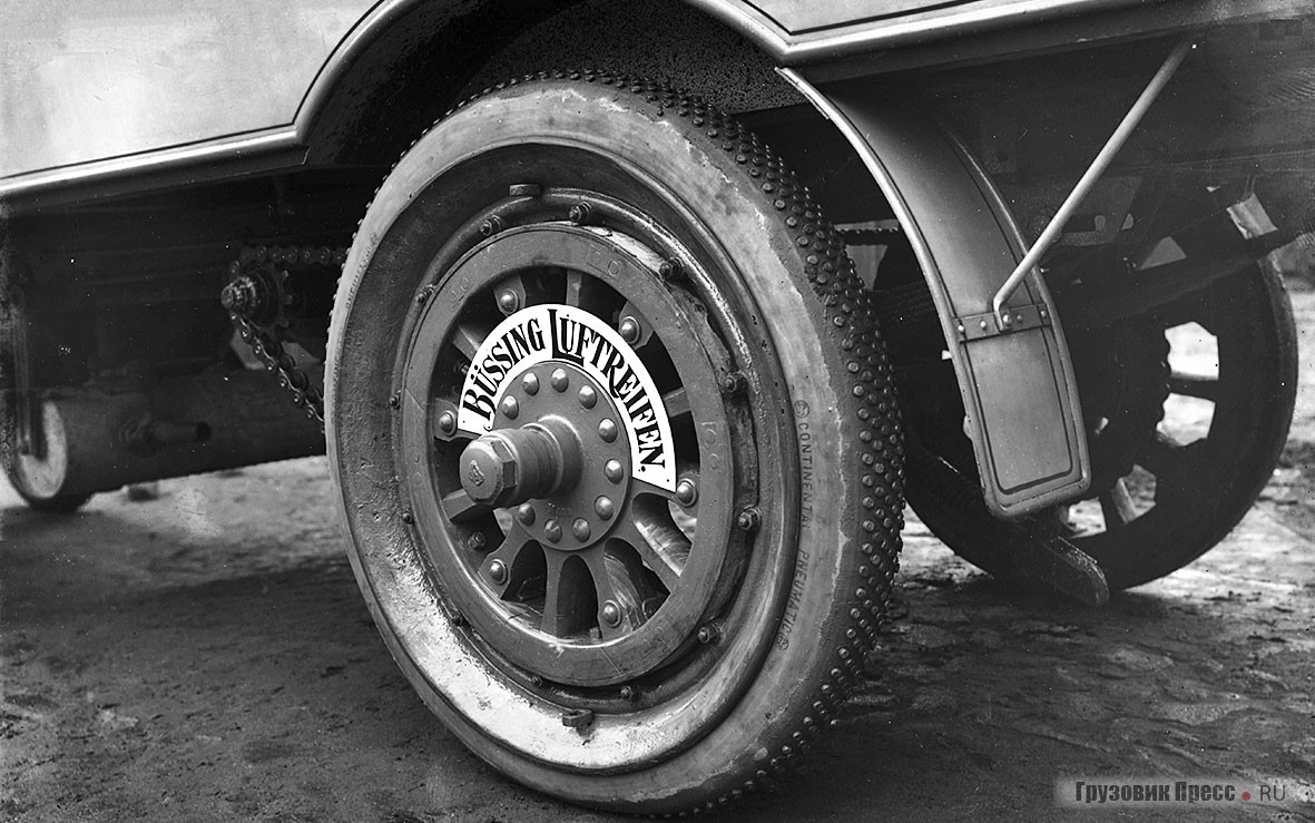 В 1906 г. Генрих Бюссинг запатентовал и впервые в мире применил пневматические шины для грузовиков и автобусов, изготовила их фирма Continental. Идея заключалась в съёмном ободе с глубоким жёлобом и толстой резине на покрышках и камерах. Пока не изобрели шины с кордом, другой возможности применения на тяжёлых машинах «пневматиков» не было, однако широкого применения изобретение не нашло
