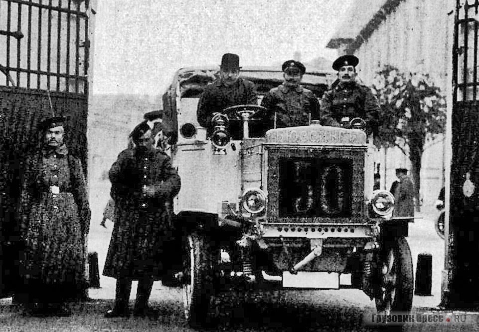 Автопоезд Büssing Typ IV с двигателем мощностью 40 л.с. выезжает из ворот с территории Учебной автомобильной роты. Санкт-Петербург. 1912 г.