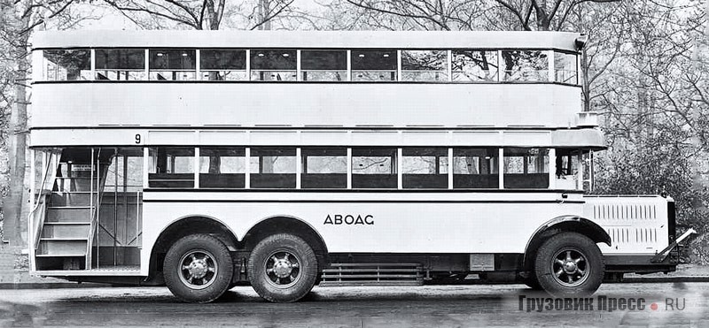 Один из первых берлинских трёхосных двухэтажных автобусов Büssing D3 выпуска 1927 г. с 6-цилиндровым двигателем мощностью 80 л.с. и кузовом, изготовленным в мастерских ABOAG
