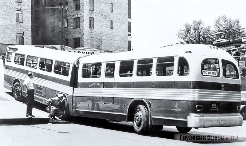 Автобус Twin Coach 58-DW во время тестовых испытаний на улицах Чикаго