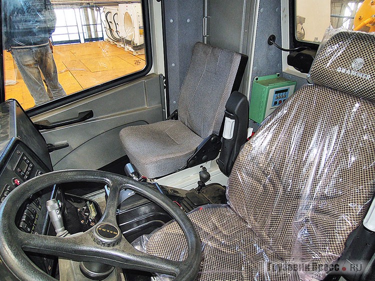 В кабине 450-тонного  БелАЗ-75710 кроме водительского кресла только одно место для пассажира