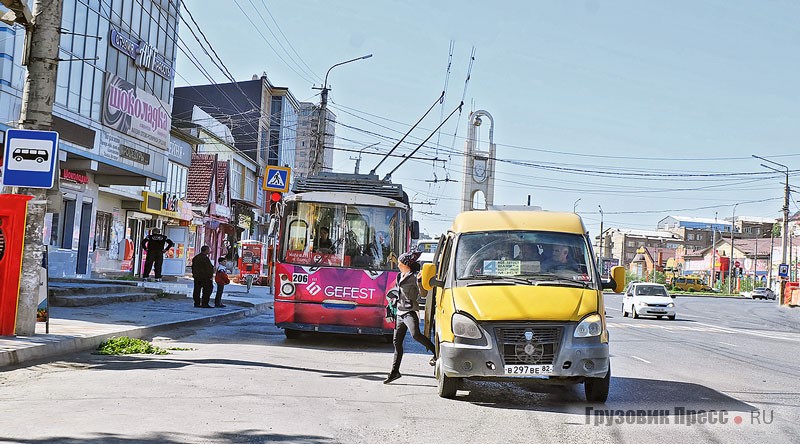 Одна из самых больших площадей города называется «Троллейбусное кольцо». Несмотря на это, маршруток здесь гораздо больше, чем троллейбусов