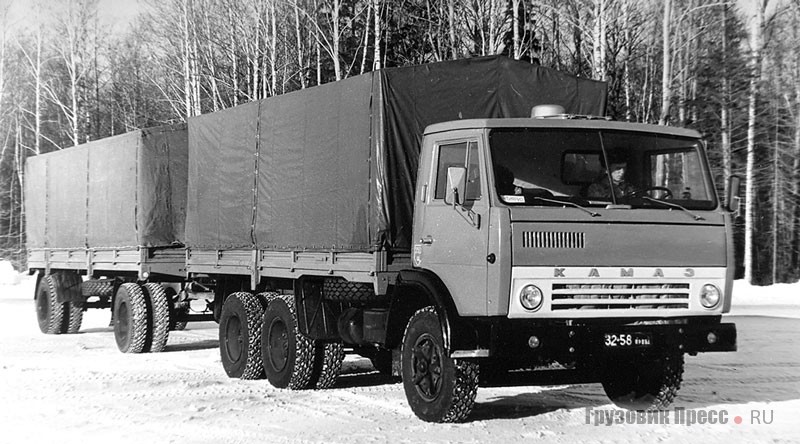 Автопоезд в составе тягача КамАЗ-5320 и прицепа ГКБ-8350, 1969 г.