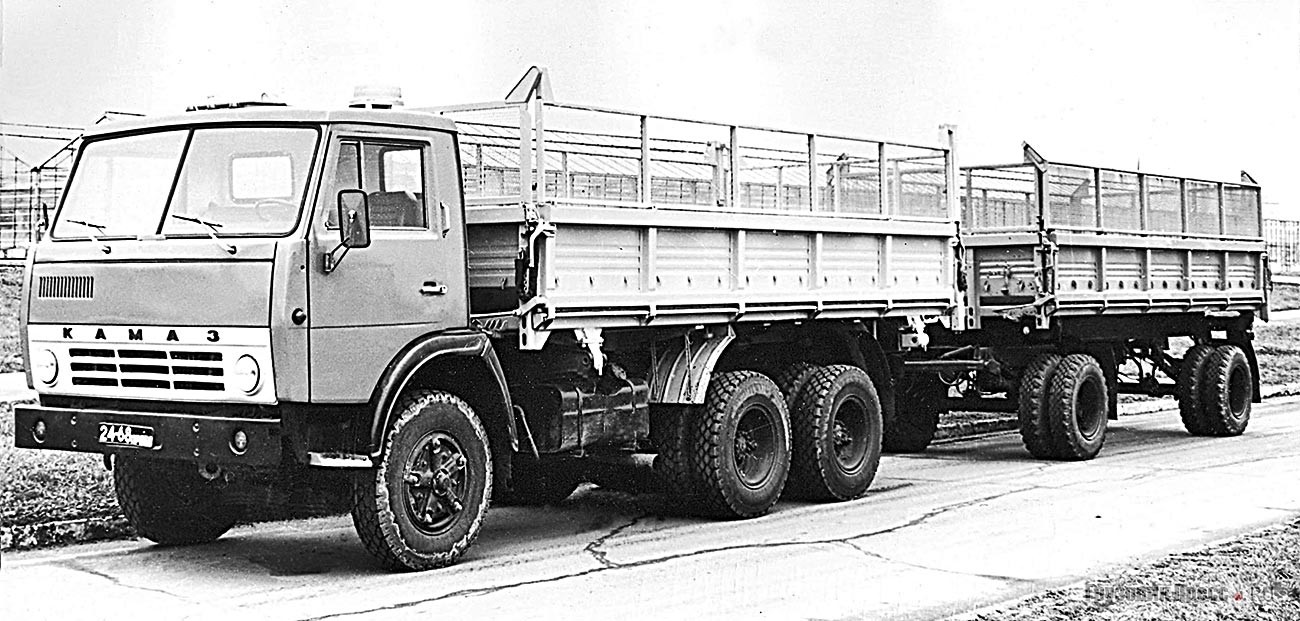 Автопоезд для сельскохозработ в составе тягача КамАЗ-55102 и прицепа ГКБ-8527