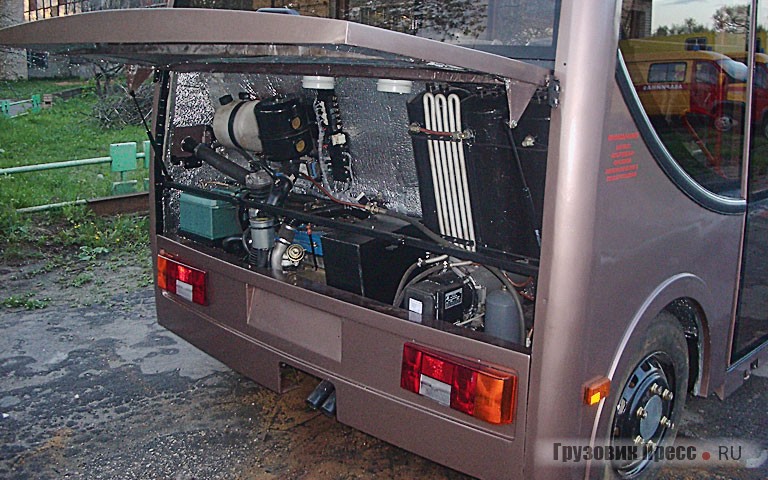 В моторном отсеке компактно уместился двигатель ЗМЗ, агрегатированный с АКП фирмы ZF