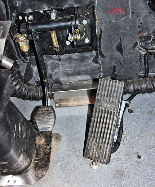 В педальном узле модели 750100 по просьбе эксплуатанта акселератор повёрнут к водителю и предусмотрена площадка для левой ноги