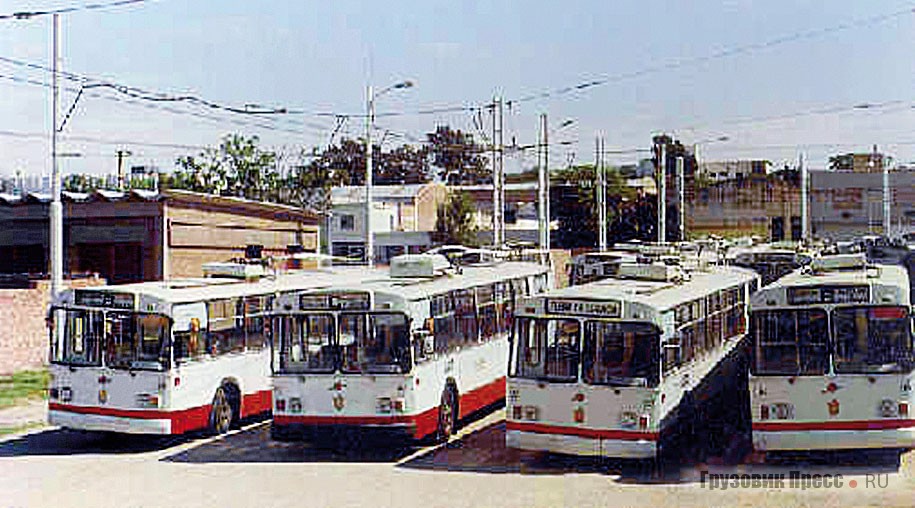 Троллейбусы ЗИУ-682 перед выездом на линию <small>/EXPRESO EMIR S.A/</small>