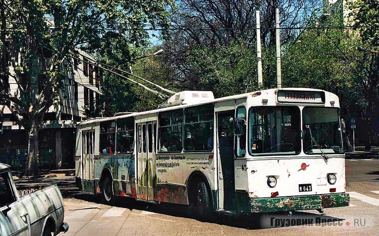 В 1998 г. все троллейбусы Мендосы были перекрашены  произвольно <small>/С. ШПЕНГЛЕР/</small>