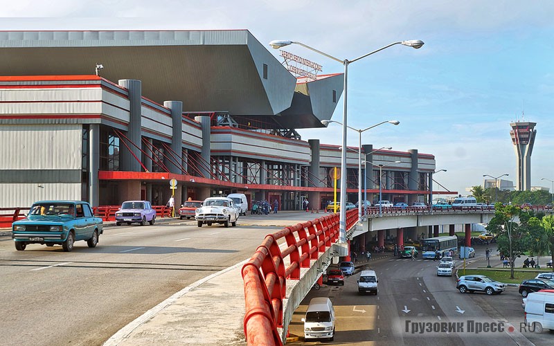 Возле аэровокзала туристов встречает разномастный автопарк, где первенство принадлежит «Жигулям»