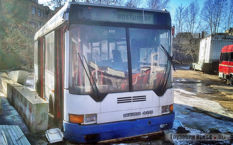 Кузов автобуса Ikarus 405.02, импортированный в Россию ЗИЛом, на задворках завода
