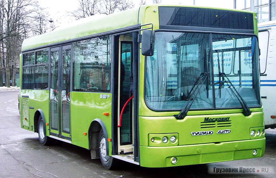 На передней части автобуса в Тушине разместили свою символику: эмблемы «Московит» и «Тушино-Авто» (фото transit.parovoz.com/Саша Партизан)