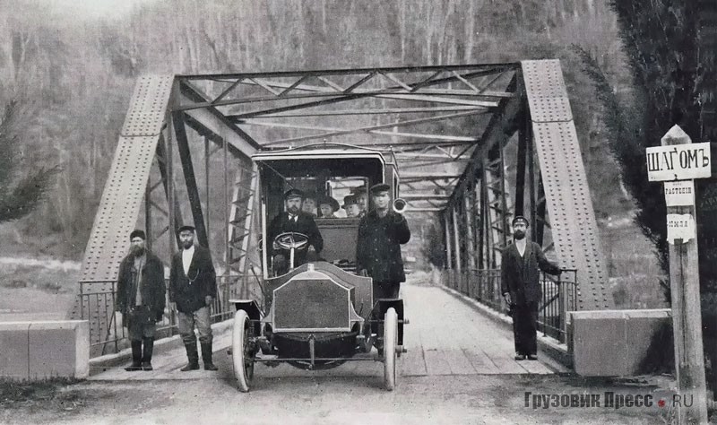 16-местный автобус «Штевер» на мосту через Мацесту. Газеты писали, что кузов машины изготовили в Одессе. Окрестности Сочи. 1905 г.