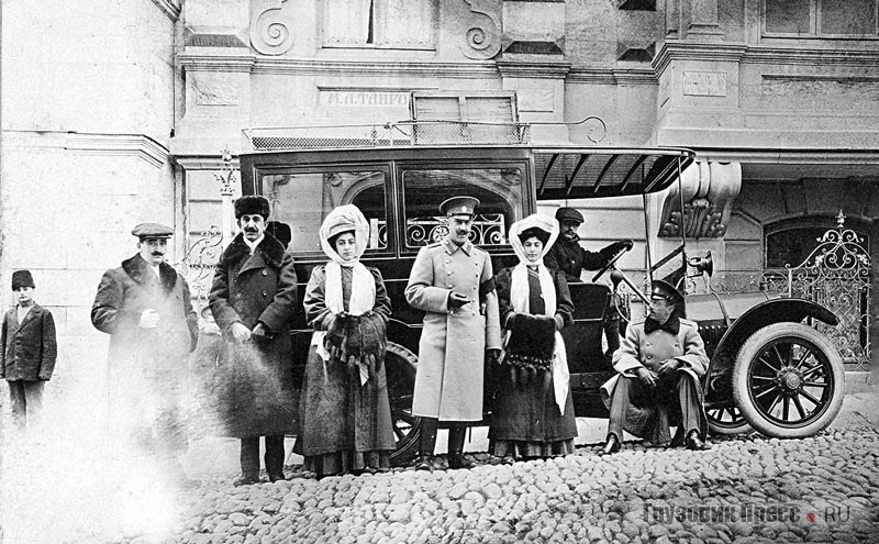 Семья Юзбашевых около автомобиля НАГ, принадлежавшего, очевидно, С.П. Едигарову. Тифлис, декабрь 1909 г.