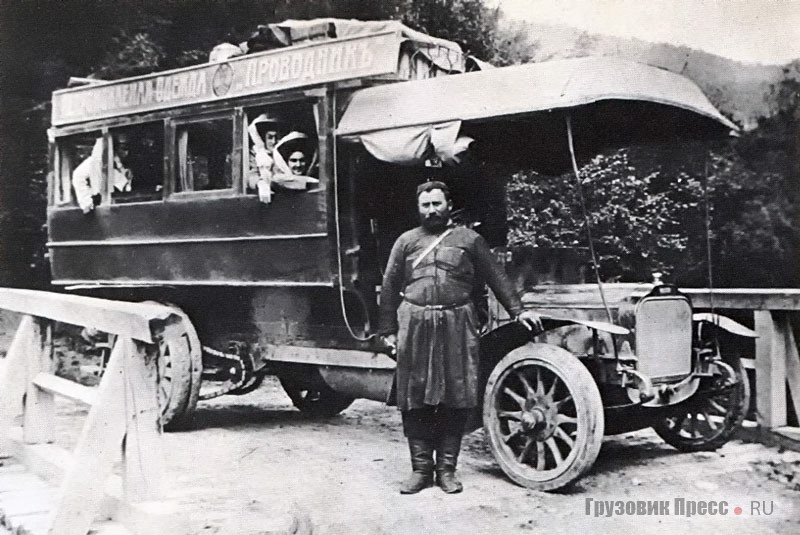 Автобус «Заурер», принадлежавший, вероятно, А. Лево. На машине впервые в России установлена реклама, она предлагала одежду и галоши рижской резиновой мануфактуры «Проводник», эта фирма славилась и автомобильными шинами. 1911 г.