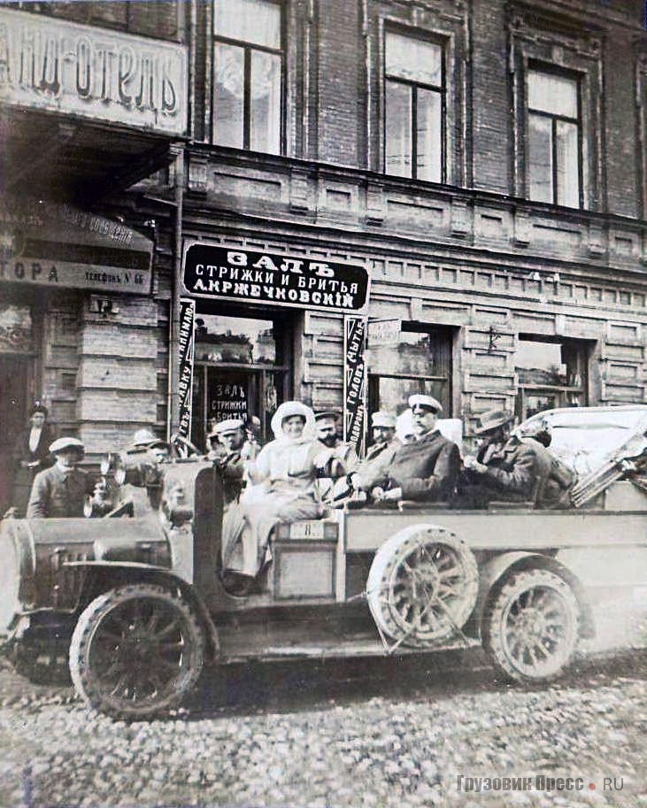 Контора Французского общества в гостинице «Гранд-Отель». Отправление автобуса «Шнейдер» из Владикавказа 22 июня 1911 года в 9 часов утра