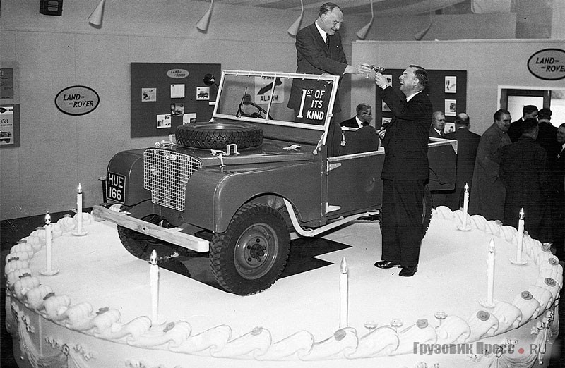 Морис Уилкс и Томас Бартон отмечают 10-летие выпуска первого серийного Land-Rover на заводе в Солихалле, 15 апреля 1958 г.