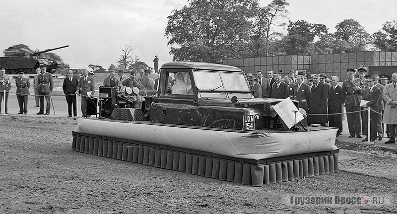 Компания Vickers-Armstrong представляет первый образец Hover-Rover на полигоне FVRDE, 1962 г.