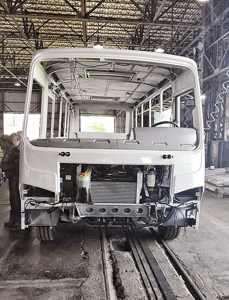 Заключительная фаза сборки первого кубинского автобуса ПАЗ-320402 «Вектор». Гуанахай, 18 апреля 2019 г.