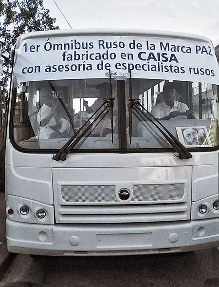 Презентация на первомайской демонстрации в Гуанахае: «1-й российский омнибус марки ПАЗ-3204, выпущенный на CAISA при помощи русских специалистов»