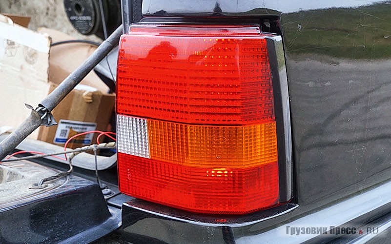 Задние фонари от универсала и кабриолета Ford Escort IV поколения