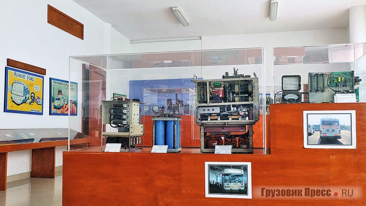 В выставочных залах музея представлены отдельные блоки питания и к ним приведены фотографии троллейбусов, где они стояли