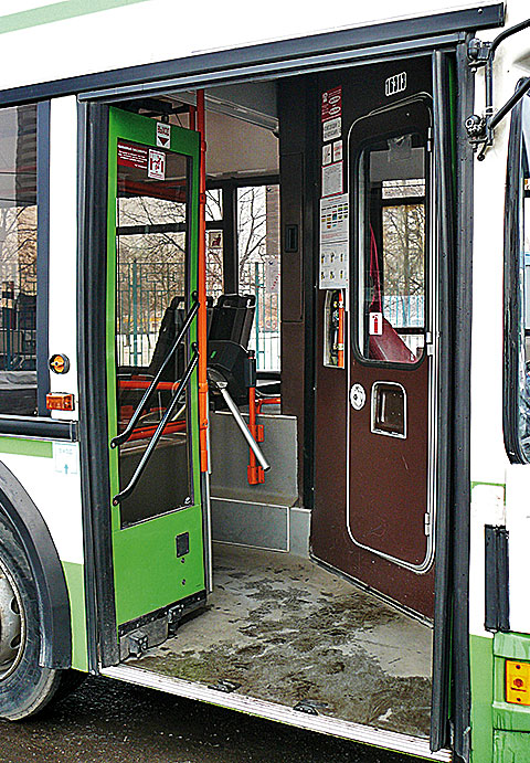 Вход через 1-ю дверь удобен у всех автобусов насколько это возможно с турникетом