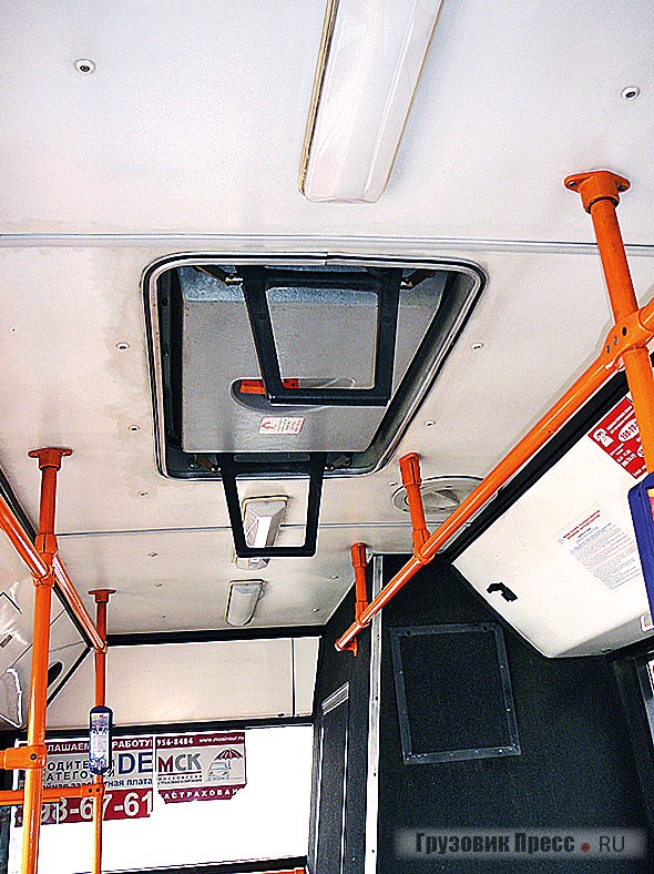 Люки в крыше на всех автобусах соседствуют с вентиляторами. У МАЗа и «Волжанина» поручни на всех люках