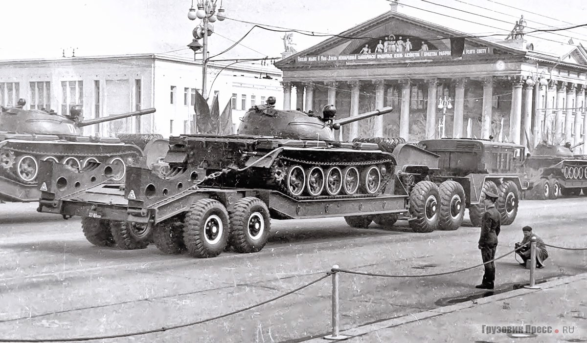Полуприцеп-танковоз МАЗ-5247Г использовался в сцепке с тягачом МАЗ-537Г со всеми ведущими колёсами. Такие сцепки позволяли в кратчайший срок скрытно от противника разворачивать советские танковые дивизии в районах предстоящих боевых действий как по фронту, так и в глубину. Откидные трапы были оборудованы механизмами подъёма, что ускоряло и облегчало подготовку бронетехники к транспортировке. На снимке – фрагмент военного парада в Минске, посвящённый Дню Победы