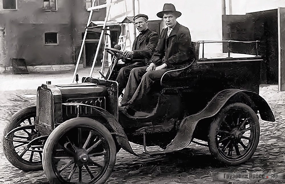 Один из первых фургонов «Лесснер» непосредственно перед сдачей заказчику. Снимок сделан, вероятно, на территории завода. Санкт-Петербург, 1905 г.