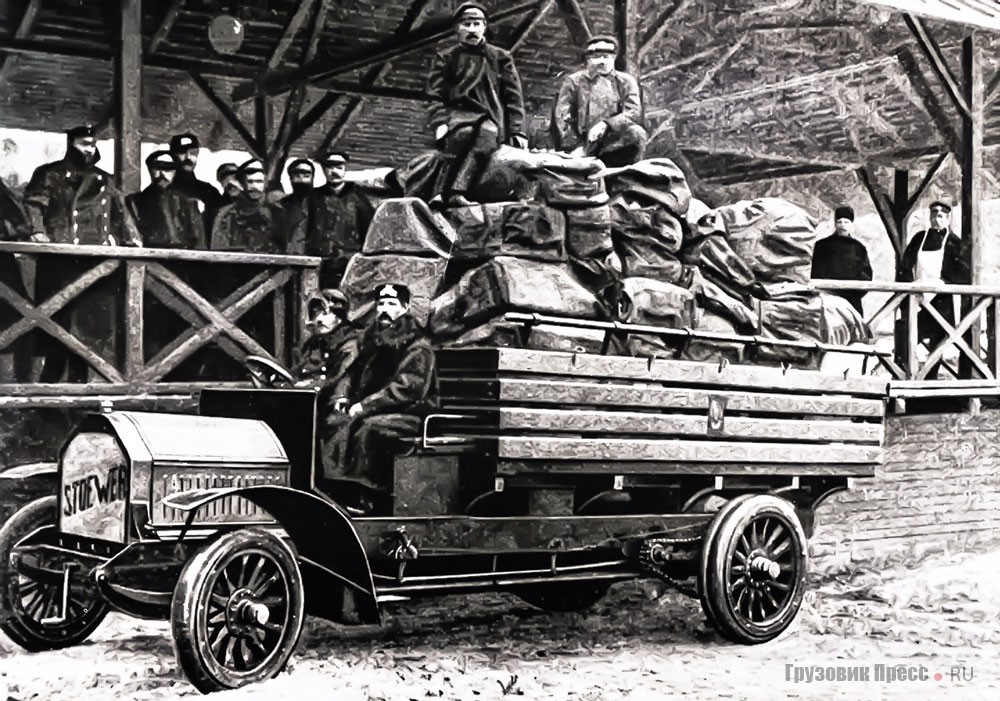 Один из первых трёхтонных грузовиков, немецкий Stoewer L4 I 28/32 PS, поступил на службу петербургской почты в 1907 г. Снимок сделан на Николаевском вокзале (почтовое отделение Николаевской железной дороги). Рядом с водителем сидит охранник