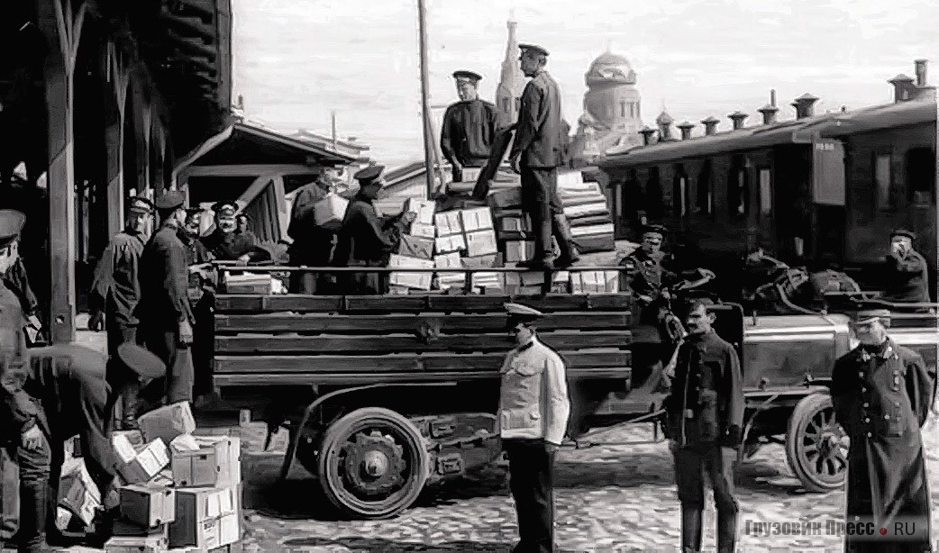 Погрузка почты на Варшавском вокзале (почтовое отделение Варшавской железной дороги). Трёхтонный английский грузовик Commer Car Type CCH, 1912 г.