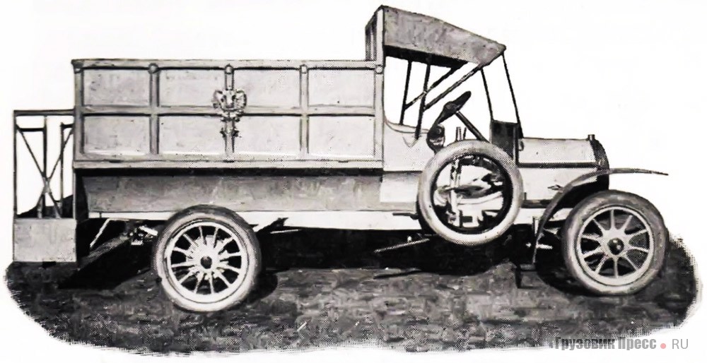 60-пудовый почтовый грузовик La Buire 10/15 HP с высоким бортовым кузовом и установленной в задней части кузова пассажирской «люлькой» для перевозки грузчиков. Аналогичным устройством был оборудован и 180-пудовый грузовик