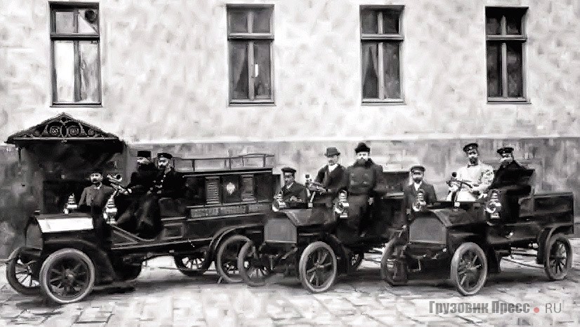 Фургоны Maurer-Union во дворе Одесской почтовой конторы, 1905 г. Один автомобиль Maurer-Union Typ IIIb (слева) грузоподъёмностью 500 кг оснащён одноцилиндровым двигателем мощностью 8 л.с., а две машины модели Typ IIIa (справа) имели 6-сильные одноцилиндровые двигатели и могли перевозить 300 кг груза