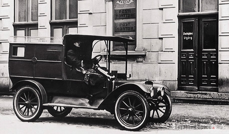 Автомобиль-фургон Adler K 8/22 PS около здания Гельсингфоргской почтовой конторы, за рулём первый водитель машины Йозеф Бакберг, 1911 г.