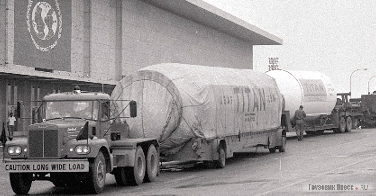 Brockway 260LQM с первой ступенью ракеты Titan I на международной выставке в Чикаго, 1961 г.