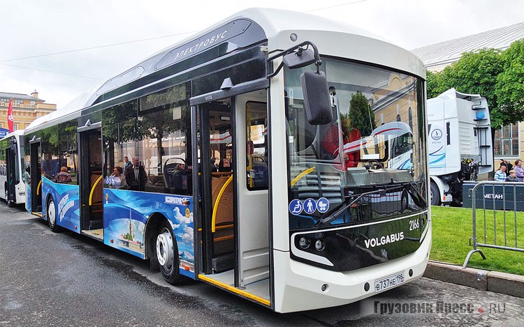 [b]Электробус Volgabus 5270E0 (CR12E)[/b]<br /> Ещё одним электробусом (что поделаешь – модная тема!), представленным на SPbTransportFest, стала машина от компании Volgabus (экс-«Волжанин») модели 5270E0 (торговое обозначение CR12E). В прошлом году такую машину демонстрировали на петербургском параде транспорта только как прототип, а в этом году десять аналогичных машин уже трудятся в автобусном парке № 2 «Пассажиравтотранса» на городском маршруте 128. Одна из них, взяв пару «выходных» с маршрута, и была выставлена на Кленовой улице. В отличие от электробусов с динамической подзарядкой, эксплуатируемых «Горэлектротрансом», электробусы «Пассажиравтотранса» не используют троллейбусную инфраструктуру и выполнены по схеме с ночной подзарядкой – их заряжают на всю смену в ночных перерывах между рейсами. Санкт-Петербург на сегодня – первый и единственный эксплуатант электробусов этой модели; несколько электробусов Volgabus в кузове предыдущего поколения закупил Липецк