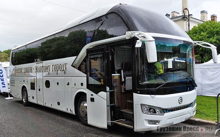 [b]Туристский автобус Golden Dragon XML6126JR[/b]<br /> Golden Dragon привёз на SPbTransportFest вполне массовую модель, получившую неплохой спрос в России – туристский лайнер Golden Dragon XML6126JR. Автобус высотой 3,8 метра, на 51+1+1 место, оснащён дизельным двигателем Cummins на 340 л.с. Представленная машина выполнена уже в обновлённом внешнем облике – популярный «Дракон» получил новые передние и задние маски, а также оптические элементы