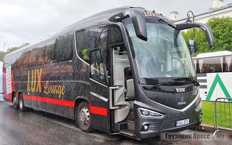 [b]Автобус 2018 года в Европе Irizar i8 15-3,7[/b]<br /> Эстонская компания Lux Express, обслуживающая ряд международных маршрутов по Прибалтике, в том числе из Санкт-Петербурга, продемонстрировала на SPbTransportFest одно из своих недавних обновлений – автобус Irizar i8 на трёхосном шасси Scania K450EB 6x2. По версии Busworld Europe Irizar i8 – автобус 2018 года в Европе. Салон этой машины разделён на две части: 15 кресел расположены в обособленной зоне бизнес-класса, а ещё 30 предназначены для обычных пассажиров. Впрочем, вопреки традиции в этом году машина не совсем новая – она построена в 2017 году, и уже знакома пассажирам «Люкс Экспресса» в том числе в Санкт-Петербурге