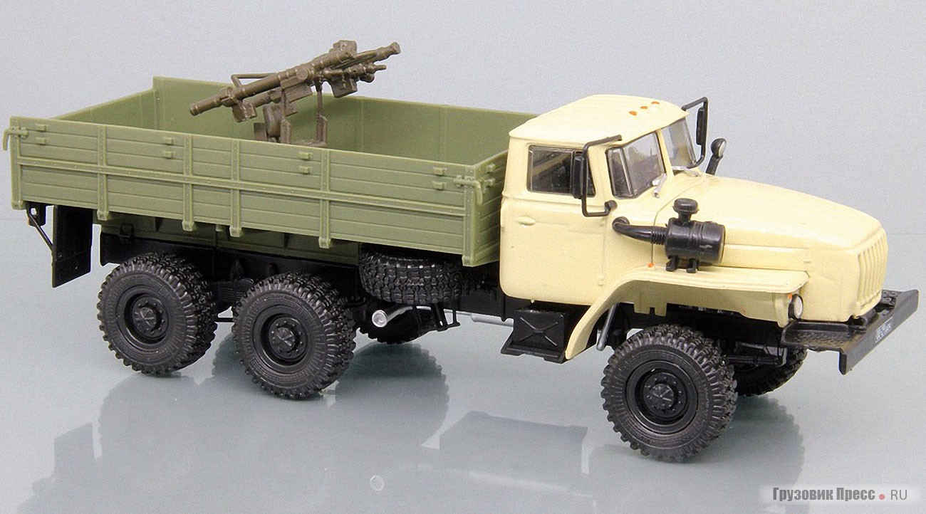 Военный грузовик «Урал-43202» с ОПУ «Джигит»