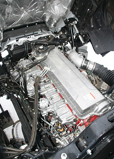 Двигатель E13C с фирменным красным цветом блока цилиндров