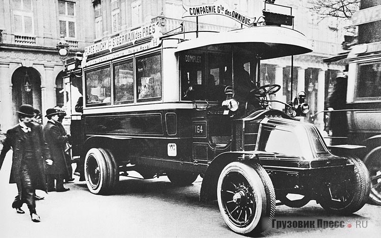 Городской автобус Renault с 6-цилиндровым двигателем мощностью 50 л.с. поступил на службу в Compagnie Générale des Omnibus de Paris в 1908 г. Мы видим одну из первых попыток оборудовать тяжёлые машины пневматиками, для снижения нагрузки на шины спереди установили сдвоенные колёса, а сзади – строенные