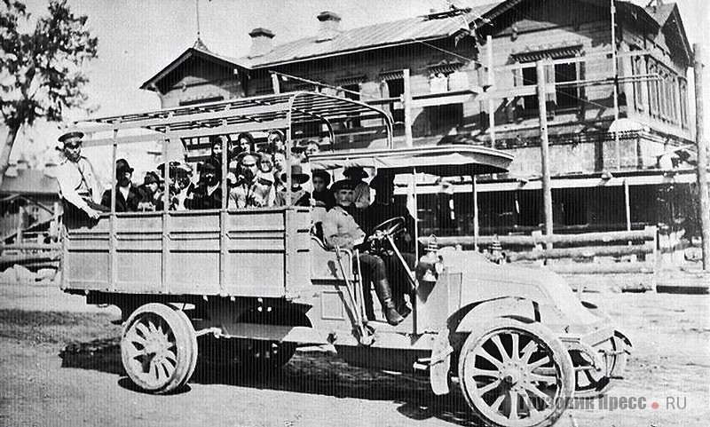 Приспособленный для перевозки пассажиров грузовик Renault EP. Алексеевск, 1914 г.