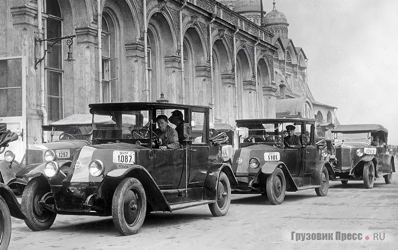 Как там у Ильфа и Петрова в «Золотом телёнке»? «В Москву прибыли сто двадцать маленьких, похожих на браунинги таксомоторов «рено». Классикам свойственно преувеличивать. Всего их закупили 75. Позади машин Renault 10CV Type KZ – австрийские таксомоторы Steyr