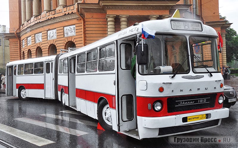 [b]Городской автобус Ikarus-180.31, 1972 г.в.[/b] <br /> Самой ценной машиной, представленной московской делегацией, стал этот «Икарус-180» – единственный образец модели в бывшем СССР, и один из двух – во всём мире (вторая машина хранится в музее BKV под Будапештом). Уникальную «гармошку» восстановили в начале 1990-х на заводе СВАРЗ, взяв за основу два «прежде незнакомых» друг с другом сарая, найденных на садовых участках в разных районах Подмосковья. С 1995 года он полноправный музейный экспонат в коллекции «Мосгортранса». К сожалению, по техническим причинам «Икарус» принял участие в параде только как статический экспонат – внутри громадного «Мосгортранса» не нашлось ресурсов для того, чтобы починить его коробку передач. Поэтому автобус привезли на буксире сразу на Инженерную улицу, минуя остальные мероприятия парада. Тем не менее, даже недвижимый «180-й» стал одной из главных звёзд мероприятия