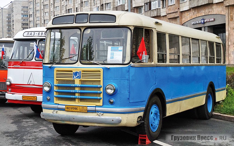 [b]Автобус ЗИЛ-158В, 1965 г.в.[/b] <br /> – другой гость из Москвы. Московский ЗИЛ-158в дважды «закипел» на Невском проспекте, но всё-таки смог завершить парадный рейс своим ходом. Он выпущен ЛиАЗом в 1965 году. Вопреки заблуждению, серийные автобусы семейства 158 никогда не несли марки «ЛиАЗ», даже несмотря на то, что вся геральдика намекала именно на ликинское происхождение автобуса. В первой жизни этот «158В» возил персонал КБ Ильюшина в Москве, а после списания угодил на садовый участок закреплённого за ним водителя в Воскресенском районе. В начале «нулевых» этот автобус был восстановлен из пустого кузова на мостах на московском заводе «Аремкуз» для музейной коллекции «Мосгортранса»