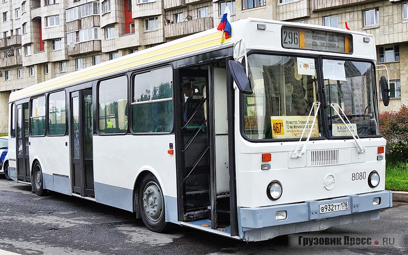 [b]Автобус ЛиАЗ-5256.25, 2002 г.в[/b] <br /> – самый молодой экспонат ретропарада. Он восстановлен Колпинским автобусным парком «Пассажиравтотранса». Городские автобусы модели 5256 сняли с эксплуатации в Санкт-Петербурге в 2019 году, и, не откладывая дела в долгий ящик, подготовили музейный экспонат из числа последних действовавших машин. Первоначально этот автобус был оснащён дизелем Caterpillar 3116 в паре с механической коробкой передач, а позднее уже в ходе эксплуатации в автобус внедрили «автомат» Voith DIWA 2. В такой конфигурации ЛиАЗ-5256.25 считается очень надёжной и живучей машиной, а выпуск ЛиАЗов с этим мотором был свёрнут только по причине ужесточения экологических требований. Машина с 2002 по 2016 год работала в Колпинском автобусном парке и была восстановлена там же как музейный экспонат к параду 2019 года